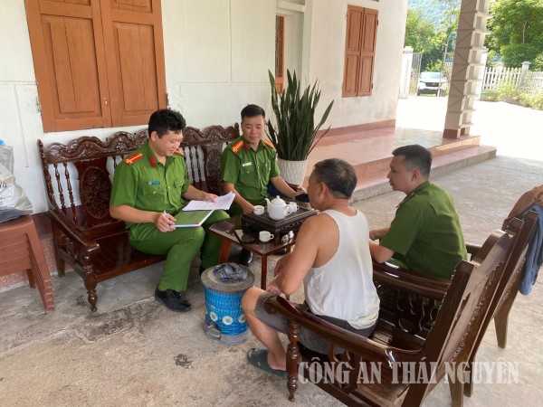 Cán bộ Công an phường Quan Triều kiểm tra cư trú tại nhà người dân