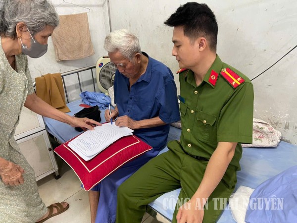 Công an phường Quan Triều hỗ trợ thân nhân liệt sĩ thu nhận mẫu ADN