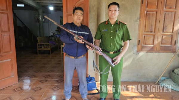 Công an xã Yên Trạch vận động thu hồi vũ khí tự chế