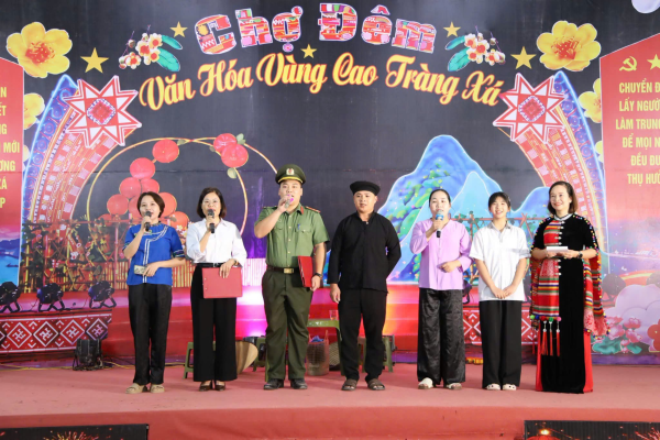 Tuyên truyền pháp luật về an ninh mạng và chuyển đổi số tại chợ đêm vùng cao xã Tràng Xá