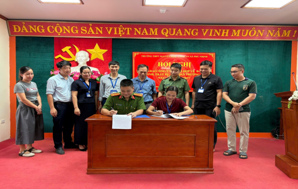 Công an xã Phú Thịnh ký kết chương trình phối hợp bảo đảm an toàn trường học
