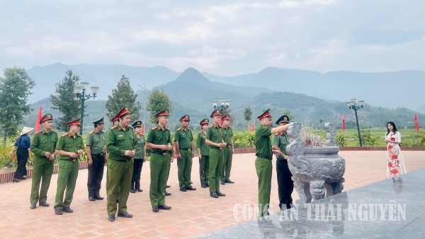 Chi bộ Công an xã Dân Tiến tổ chức dâng hương tại địa chỉ đỏ
