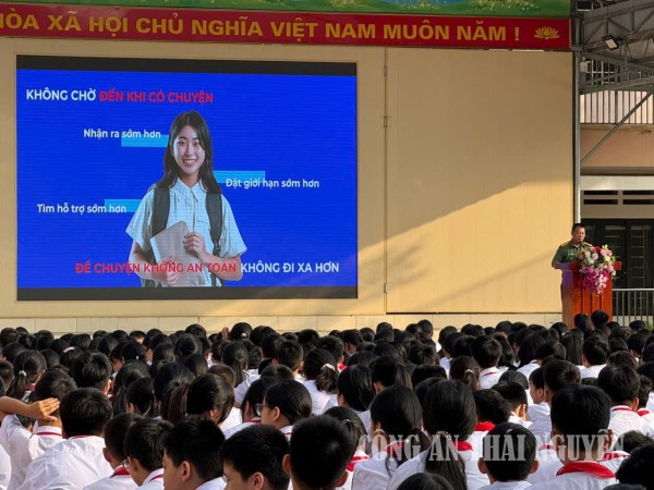 Công an phường Bắc Kạn tuyên truyền phòng, chống xâm hại trực tuyến cho học sinh