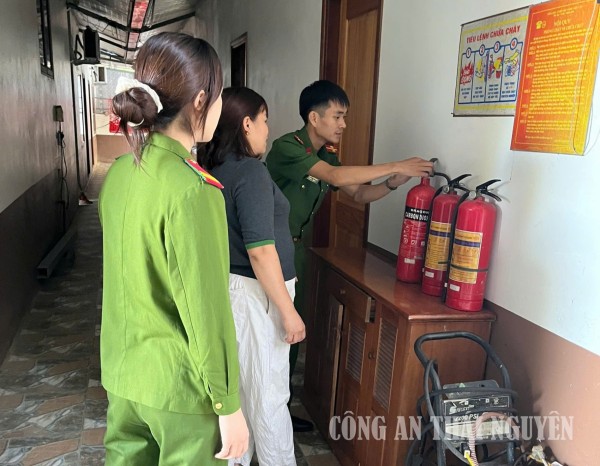 Công an xã Kim Phượng kiểm tra, hướng dẫn phòng cháy, chữa cháy tại cơ sở