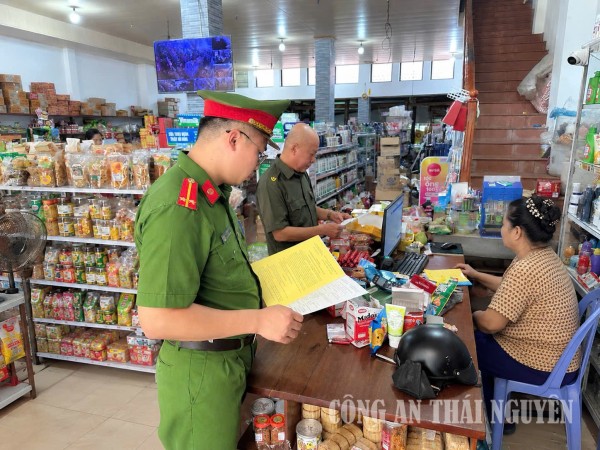 Công an xã Trại Cau tích cực kiểm tra các cơ sở kinh doanh, bảo vệ quyền lợi người tiêu dùng
