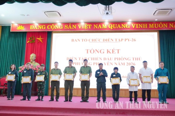 Khen thưởng Công an phường Phổ Yên trong diễn tập chiến đấu phòng thủ