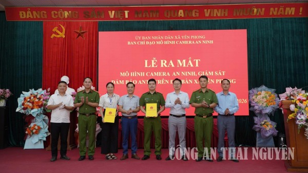 Ban Tổ chức trao quyết định, giao nhiệm vụ cho các Tổ trưởng Tổ bảo vệ ANTT ở cơ sở