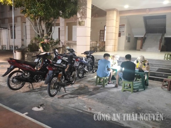 Công an xã Na Rì phối hợp tuần tra, xử lý vi phạm trật tự, an toàn giao thông