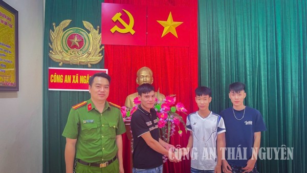 Công an xã Ngân Sơn hỗ trợ người dân trả lại tài sản cho người bị đánh rơi