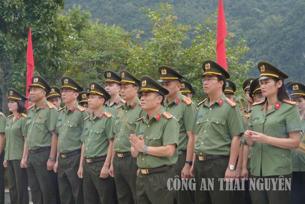 Đoàn công tác dâng hương, báo công tại đền thờ Chủ tịch Hồ Chí Minh thuộc khu di tích quốc gia đặc biệt Pác Bó