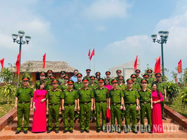 Đảng bộ Phòng Cảnh sát điều tra tội phạm về ma túy sinh hoạt chính trị tại xã La Bằng