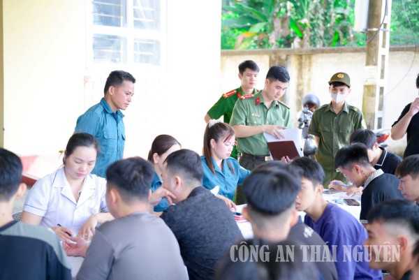 Công an xã Đức Lương thực hiện khám sơ tuyển công dân tham gia nghĩa vụ Công an nhân dân