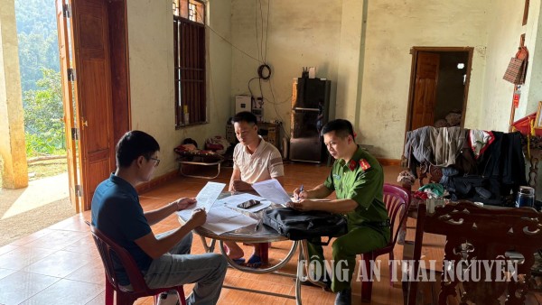 Công an xã Bằng Vân phối hợp rà soát hộ nghèo, hộ cận nghèo