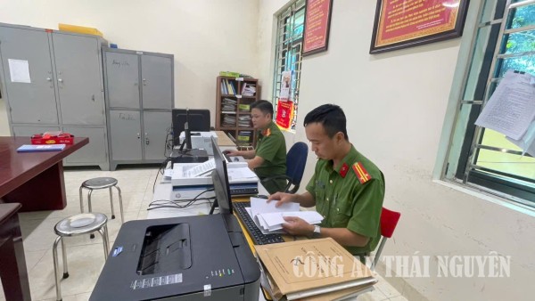 Công an xã Bằng Vân số hóa hồ sơ đảng viên