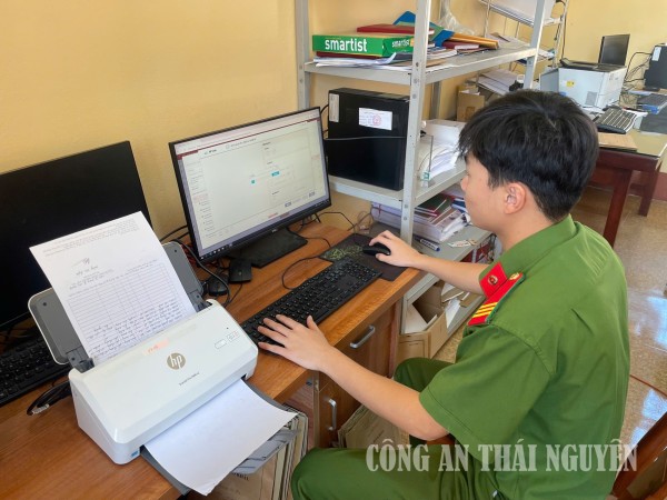 Công an xã Võ Nhai số hóa hồ sơ cư trú trong tàng thư căn cước, cư trú.
