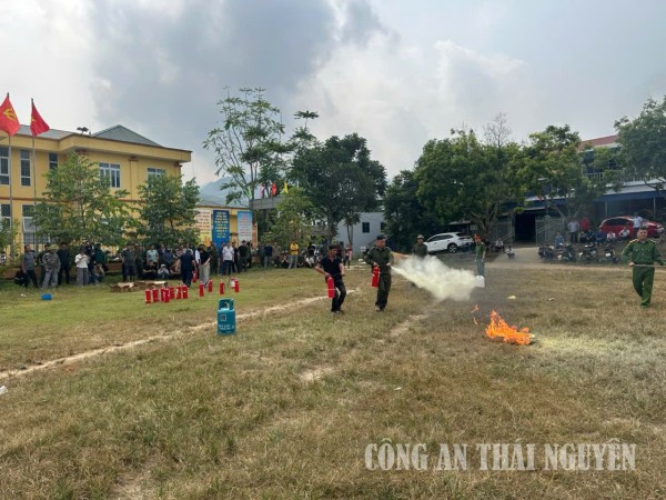 Cán bộ Công an xã hướng dẫn sử dụng bình chữa cháy