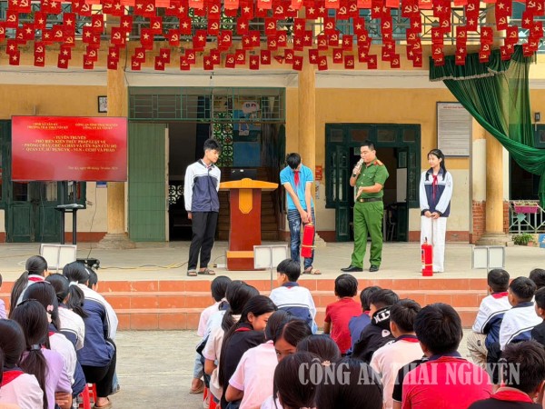 Công an xã Tân Kỳ tuyên truyền phòng cháy, chữa cháy tại các trường học