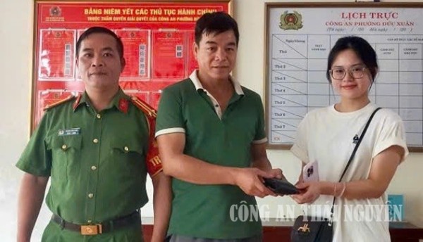 Công an phường Đức Xuân tiếp nhận, trao trả ví tiền, giấy tờ cho người đánh rơi