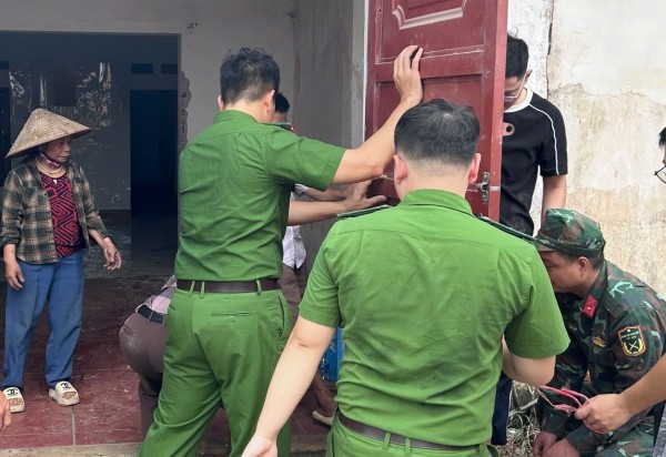 Công an xã Nam Hòa chung tay xóa nhà tạm, nhà dột nát