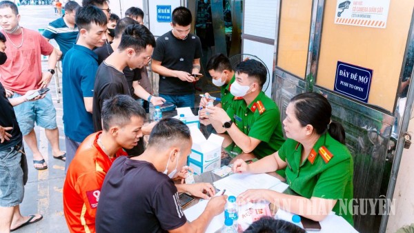 Công an xã Đại Từ tuyên truyền, xét nghiệm ma túy đối với công nhân