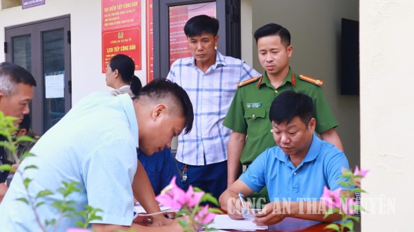 Công an xã Đại Từ xét nghiệm chất ma túy đối với  lái xe