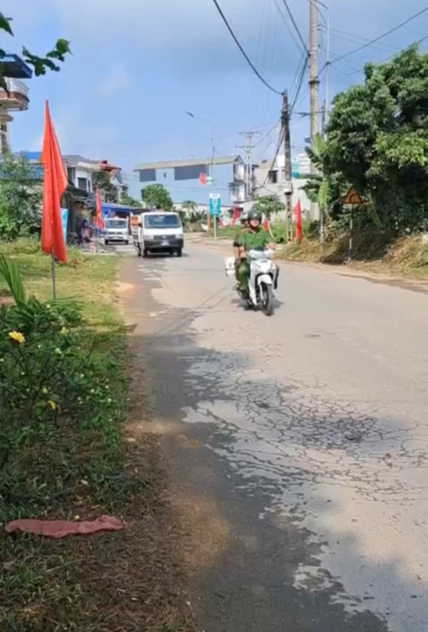 Công an xã Vô Tranh ra quân tuyên truyền về trật tự an toàn giao thông