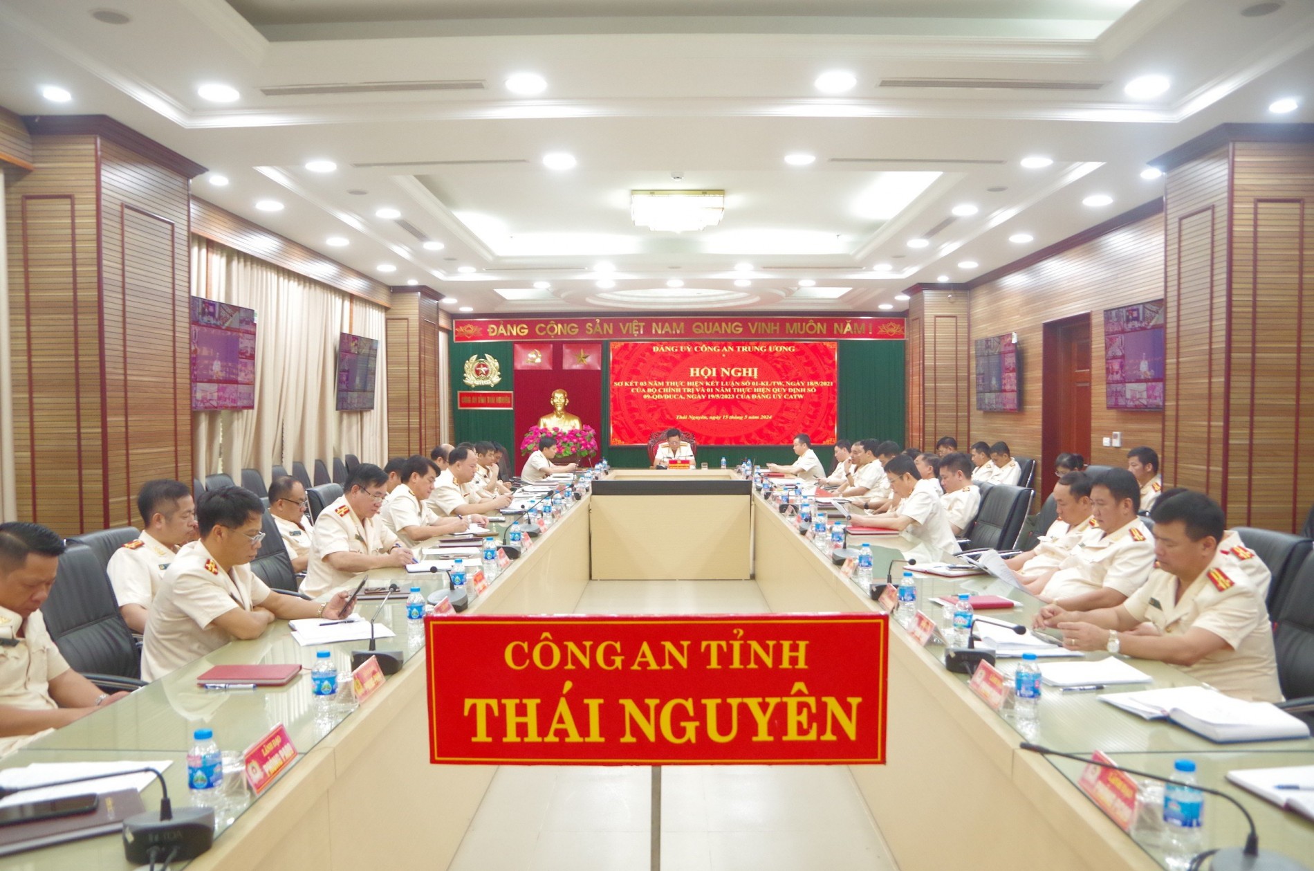 Toàn cảnh hội nghị.