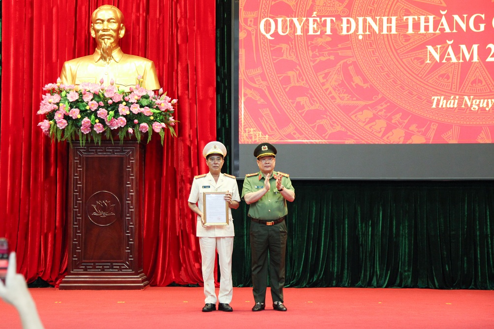 Đại tá Bùi Đức Hải – Giám đốc Công an tỉnh trao Quyết định nâng lương đối với Đại tá Đào Thế Hưng – Phó Giám đốc Công an tỉnh.
