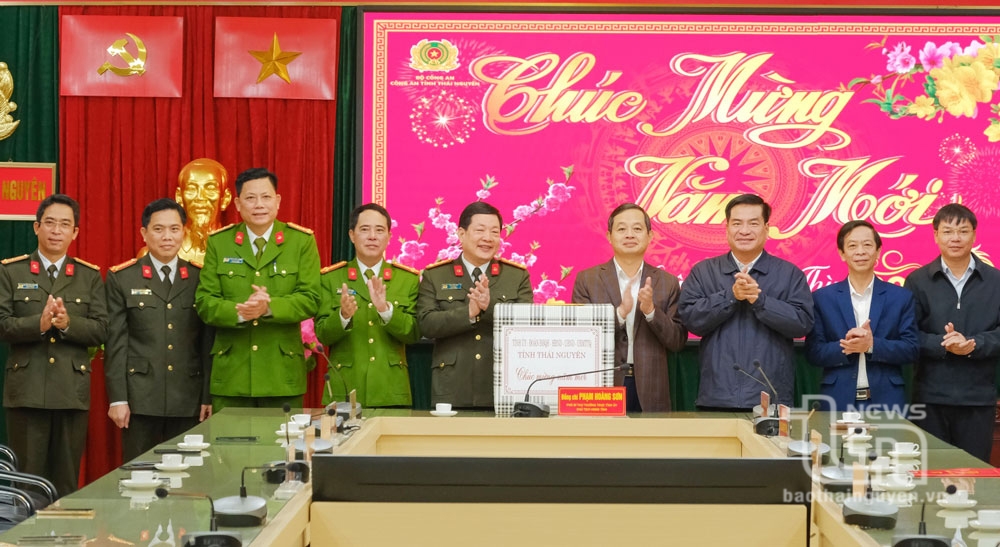 Đồng chí Phó Bí thư Thường trực Tỉnh ủy Phạm Hoàng Sơn cùng Đoàn công tác đến thăm, chúc Tết tại Công an tỉnh.