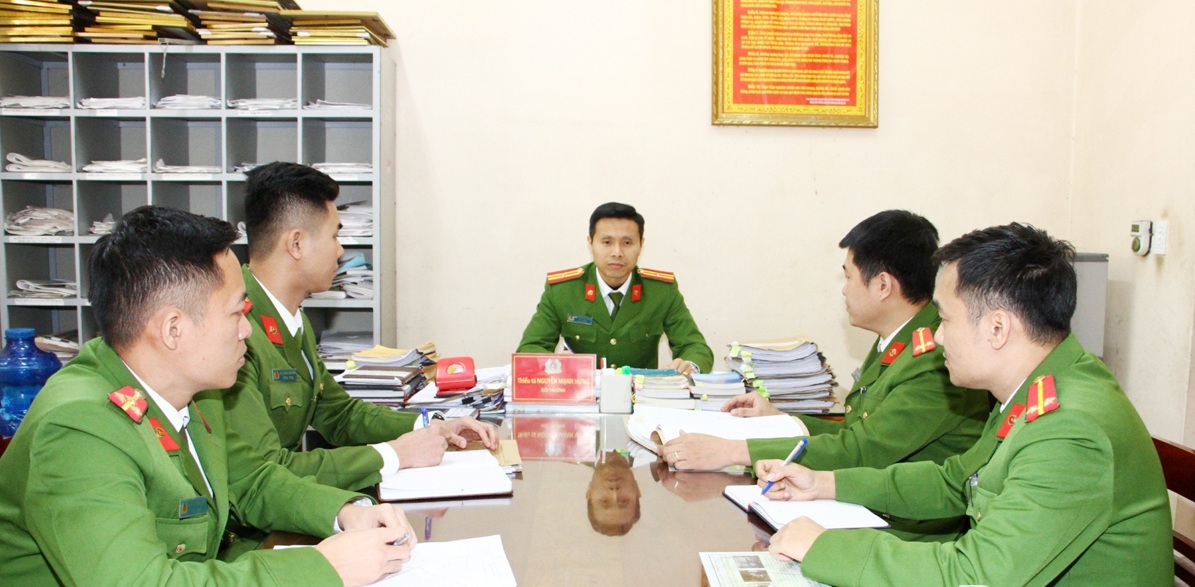 Cán bộ Đội cảnh sát hình sự, kinh tế, ma túy, Công an huyện Phú Lương trao đổi nghiệp vụ phá án.