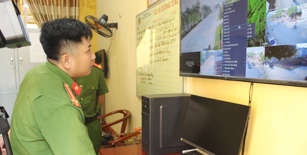 Công an huyện Đại Từ kiểm tra hệ thống camera giám sát.