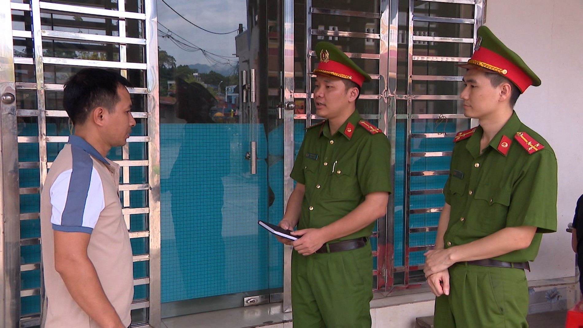 Công an huyện Đại Từ tuyên truyền pháp luật cho người dân.