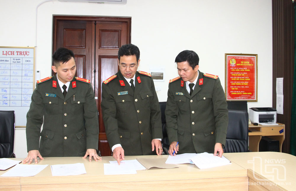 Cán bộ Phòng An ninh chính trị nội bộ (Công an tỉnh) trao đổi về vụ việc một số đối tượng sử dụng giấy tờ giả.