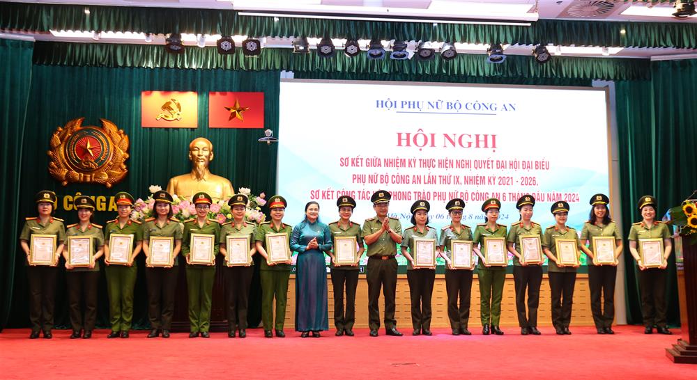 Đồng chí Đỗ Thị Thu Thảo, Phó Chủ tịch Thường trực Trung ương Hội Liên hiệp Phụ nữ Việt Nam và Trung tướng Nguyễn Ngọc Toàn, Cục trưởng Cục Công tác đảng và công tác chính trị biểu dương các công trình, phần việc tiêu biểu do Hội Phụ nữ các đơn vị trong C