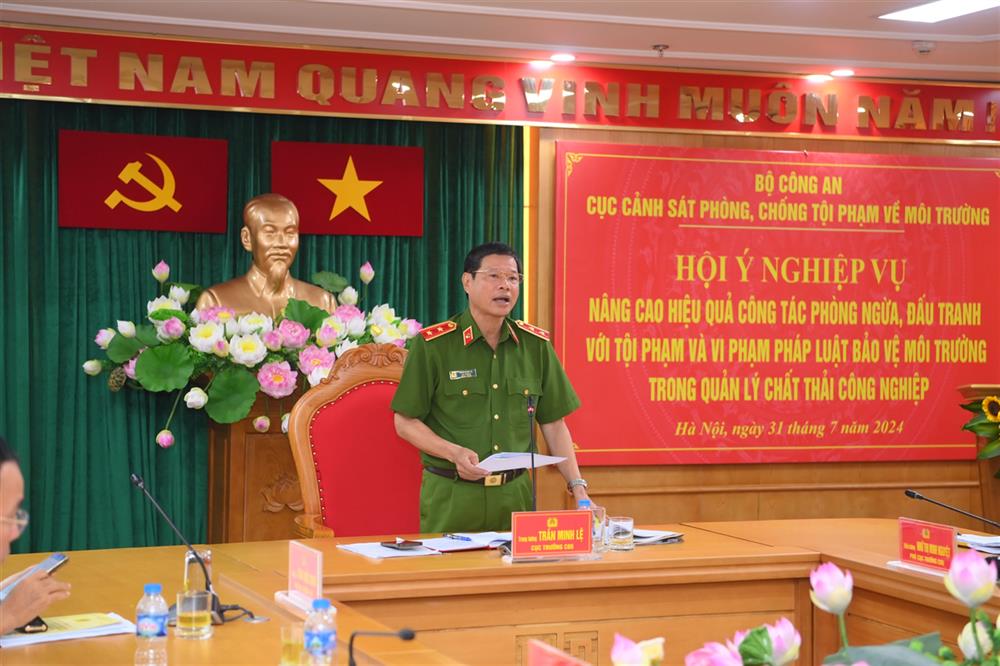 Trung tướng Trần Minh Lệ, Cục trưởng Cục Cảnh sát phòng, chống tội phạm về môi trường chủ trì buổi Hội ý