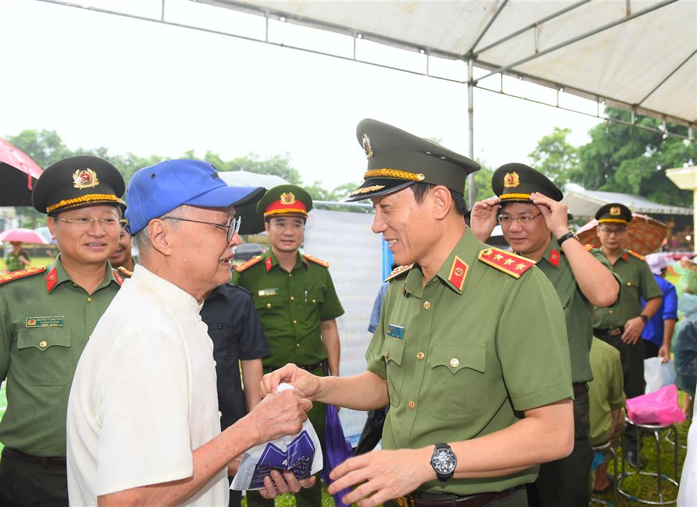 Trước khi vào dự Ngày hội, Bộ trưởng Lương Tam Quang đã đến thăm hỏi, động viên bà con Nhân dân