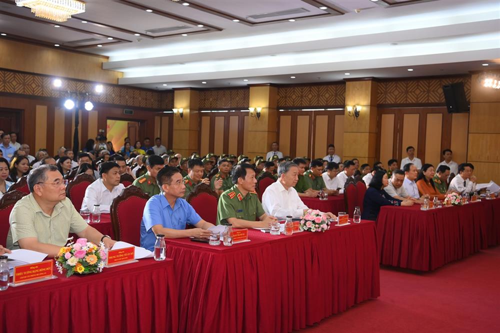 Chủ tịch nước Tô Lâm; Bộ trưởng Bộ Công an Lương Tam Quang và các đại biểu tham dự Ngày hội toàn dân bảo vệ ANTQ năm 2024 tại phường Cửa Đông, quận Hoàn Kiếm, TP Hà Nội