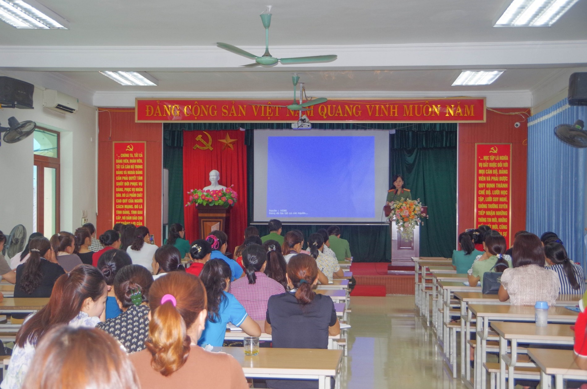 Toàn cảnh Hội nghị.