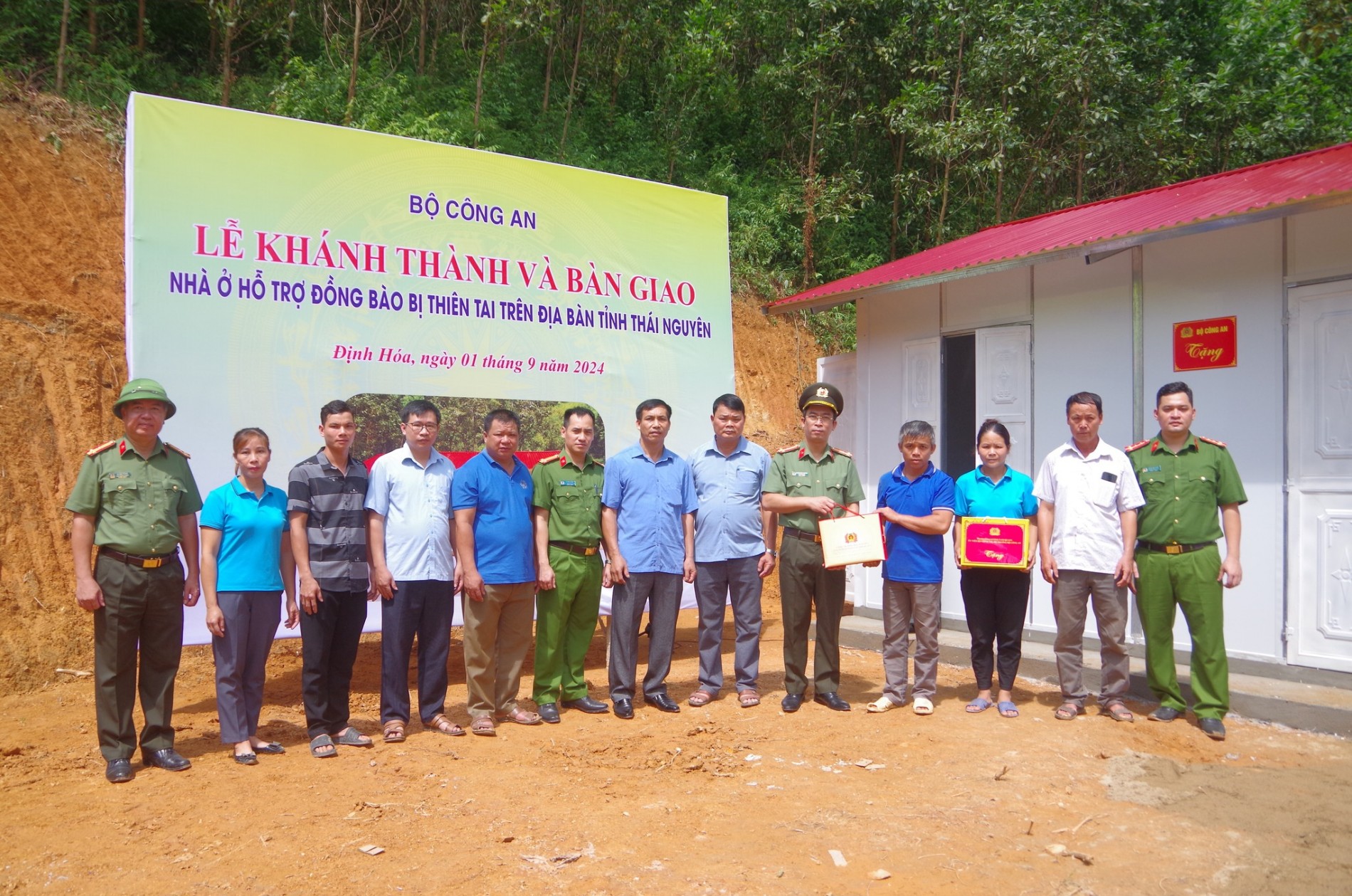 Khánh thành và bàn giao nhà ở cho gia đình bị ảnh hưởng bởi thiên tai