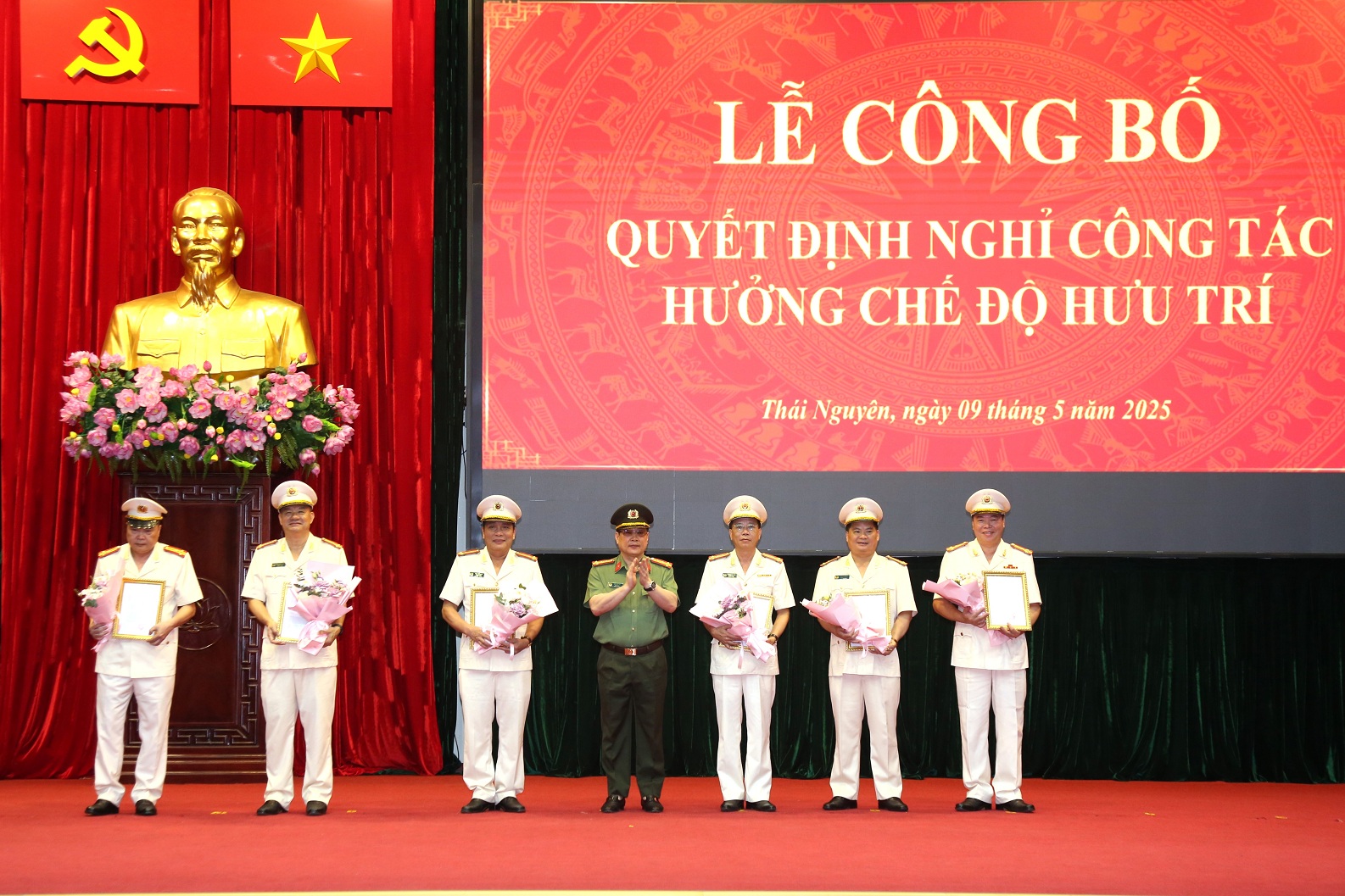 28 đồng chí lãnh đạo cấp phòng, chỉ huy cấp Đội nghỉ hưu trước hạn tuổi phục vụ công tác