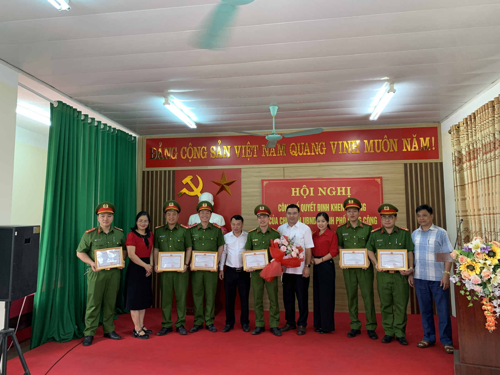 Khen thưởng Công an phường làm rõ vụ chiếm đoạt trên 400 triệu đồng trong thẻ tín dụng ngân hàng