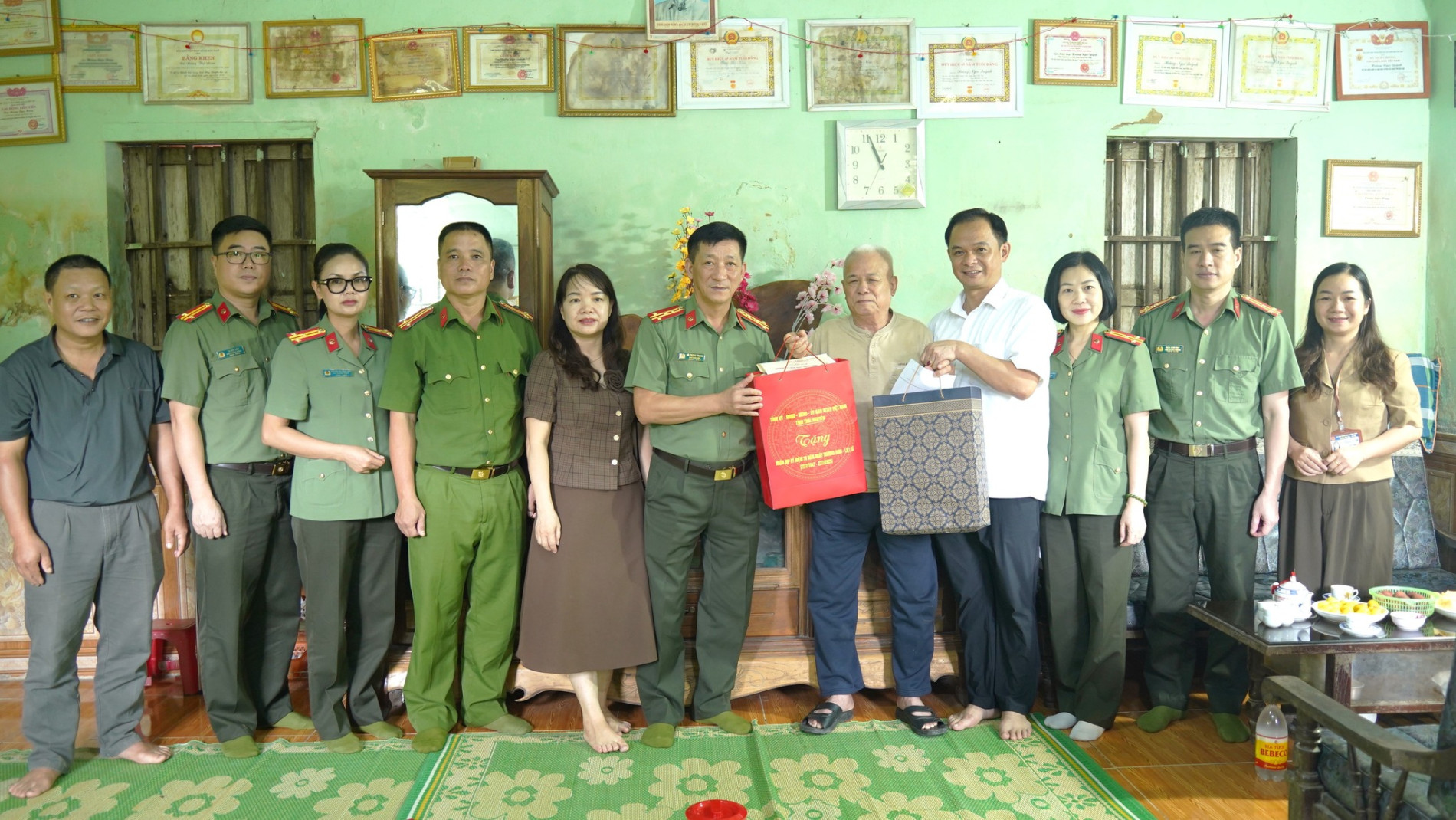 Thăm hỏi, tặng quà gia đình người có công với cách mạng nhân Ngày Thương binh- Liệt sĩ 27/7