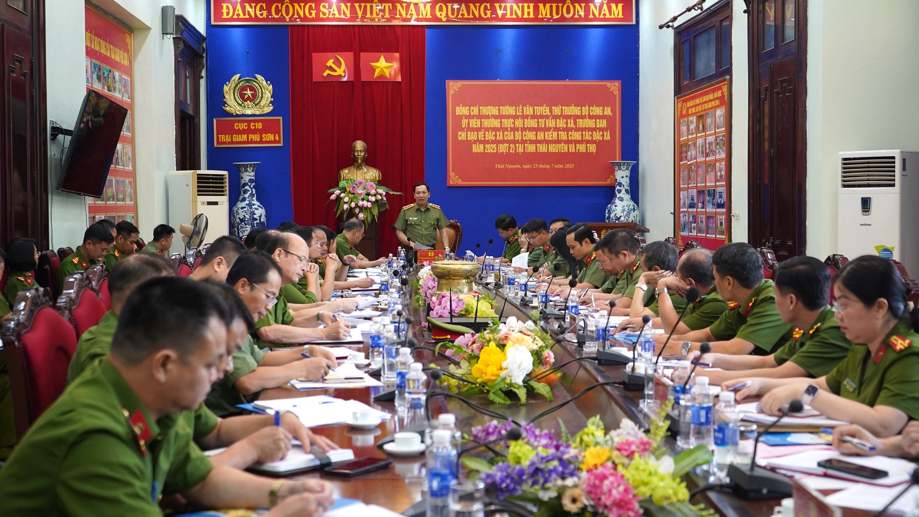 Đồng chí Thượng tướng Lê Văn Tuyến, Thứ trưởng Bộ Công an kiểm tra công tác đặc xá năm 2025 (đợt 2) tại tỉnh Thái Nguyên