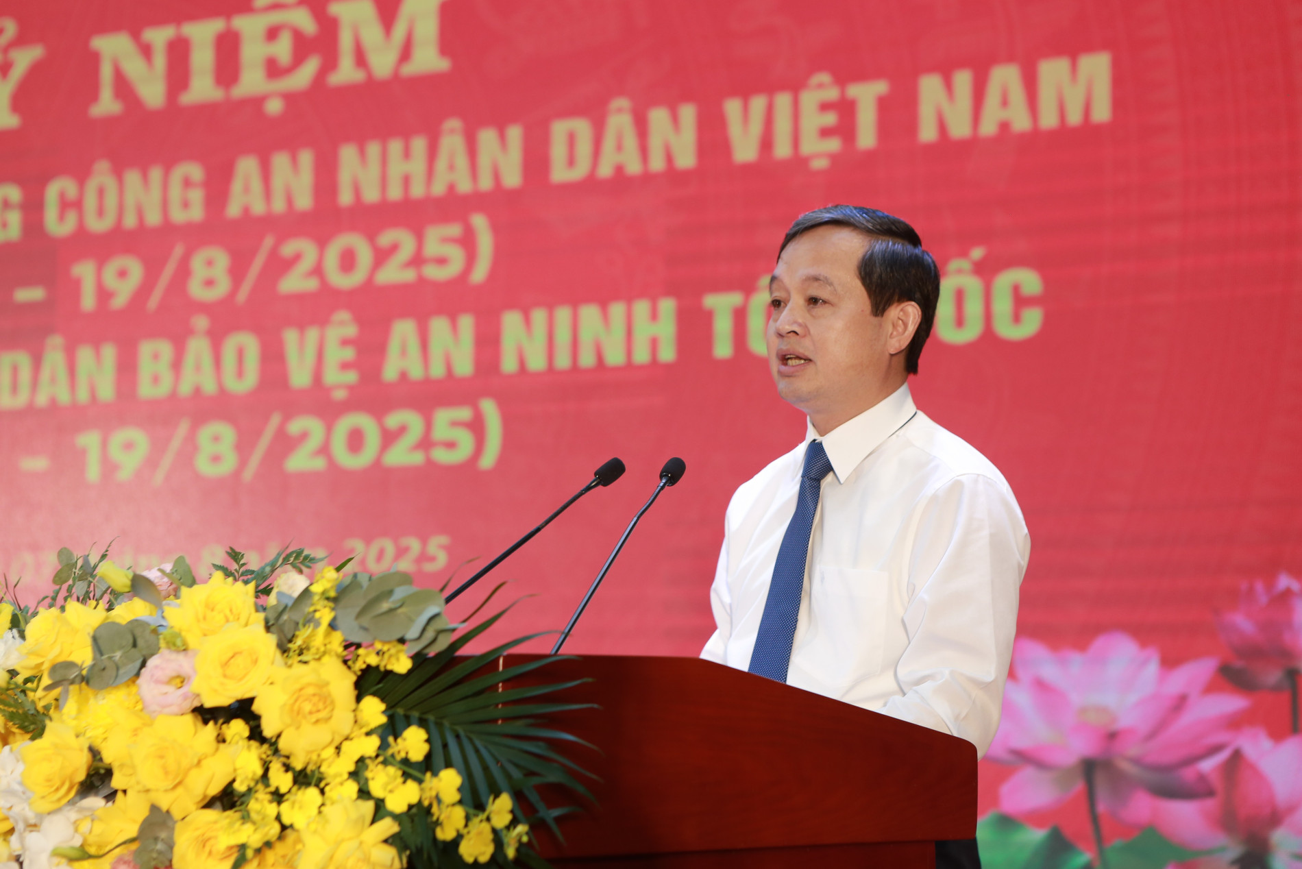 Đồng chí Phạm Hoàng Sơn, Phó Bí thư Tỉnh ủy, Chủ tịch UBND tỉnh Thái Nguyên đọc diễn văn ôn lại truyền thống 80 năm Công an nhân dân tại Lễ kỷ niệm