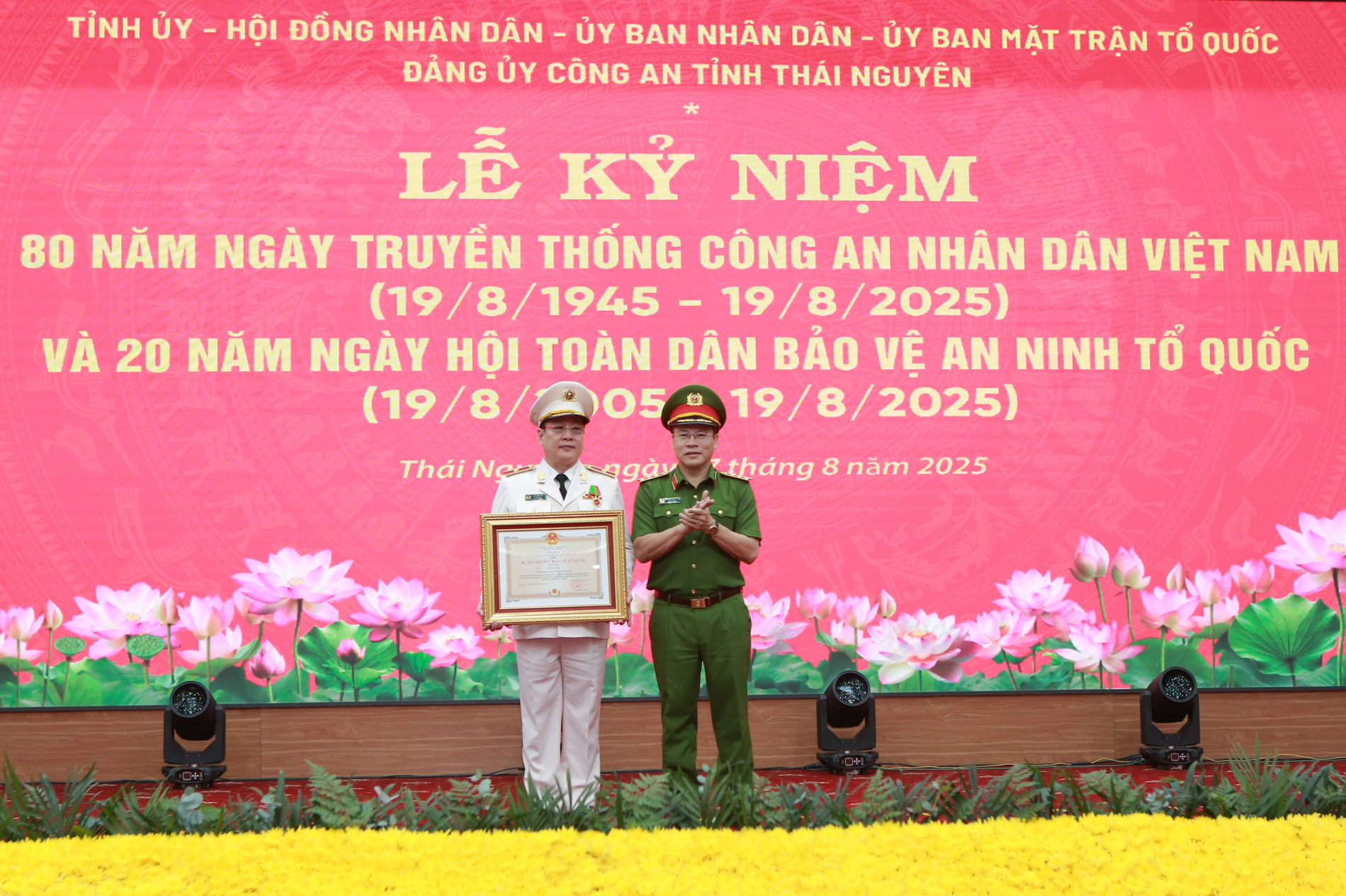 Thượng tướng Nguyễn Văn Long trao Huân chương Bảo vệ Tổ quốc hạng Ba tặng Thiếu tướng Bùi Đức Hải, Ủy viên Ban Thường vụ Tỉnh ủy, Giám đốc Công an tỉnh Thái Nguyên