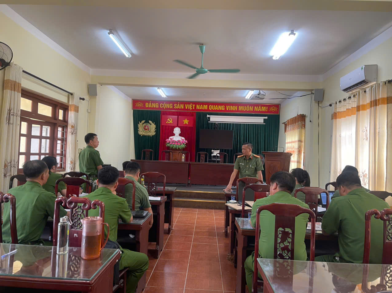 Một số hình ảnh của hoạt động kiểm tra, hướng dẫn Công an cấp xã