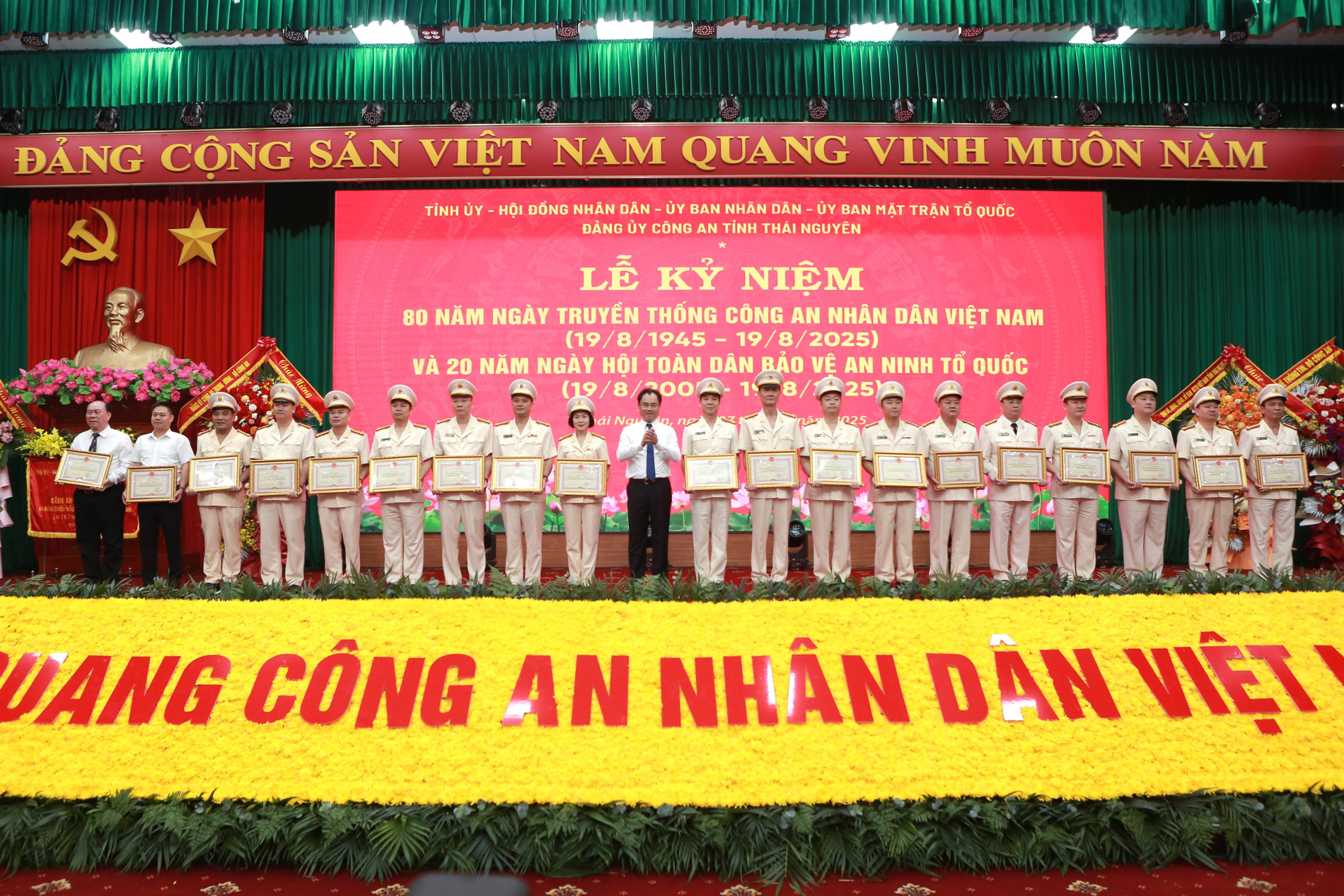 Đồng chí Bí thư Tỉnh ủy Trịnh Việt Hùng trao Bằng khen của UBND tỉnh tặng đại diện các tập thể có thành tích xuất sắc giai đoạn 2020-2025