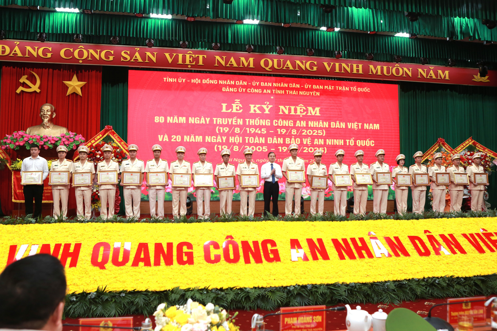 Đồng chí Chủ tịch UBND tỉnh Phạm Hoàng Sơn trao Bằng khen của UBND tỉnh tặng các cá nhân có thành tích xuất sắc giai đoạn 2020-2025.