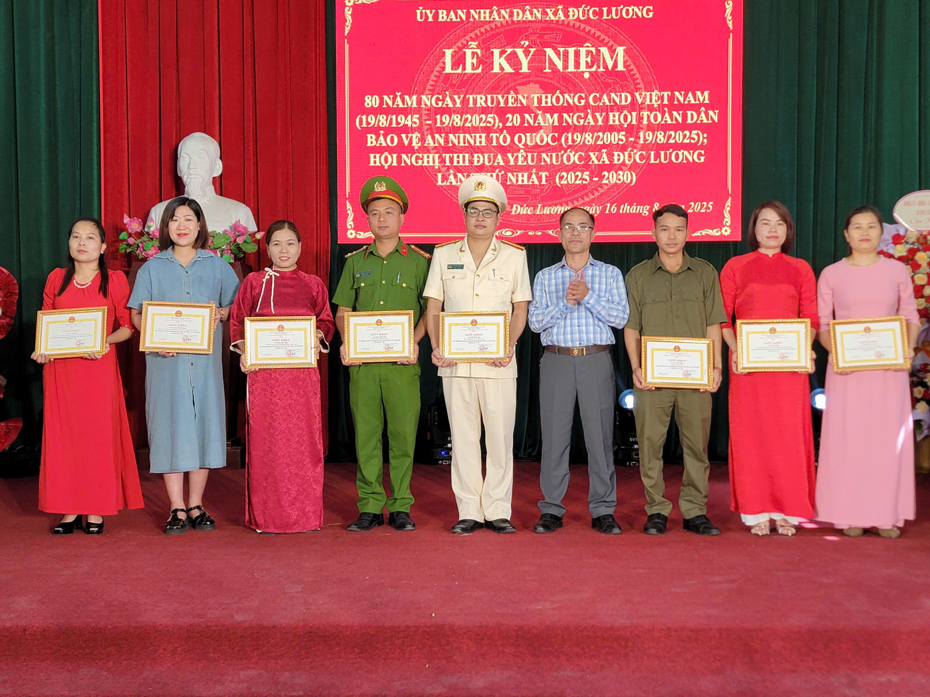 CÔNG AN XÃ ĐỨC LƯƠNG THAM MƯU TỔ CHỨC THÀNH CÔNG HOẠT ĐỘNG “CÙNG VIỆT NAM TIẾN BƯỚC” GẮN VỚI HỘI NGHỊ THI ĐUA YÊU NƯỚC LẦN THỨ NHẤT VÀ LỄ KỶ NIỆM 80 NĂM NGÀY TRUYỀN THỐNG CAND, 20 NĂM NGÀY HỘI TOÀN DÂN BẢO VỆ ANTQ