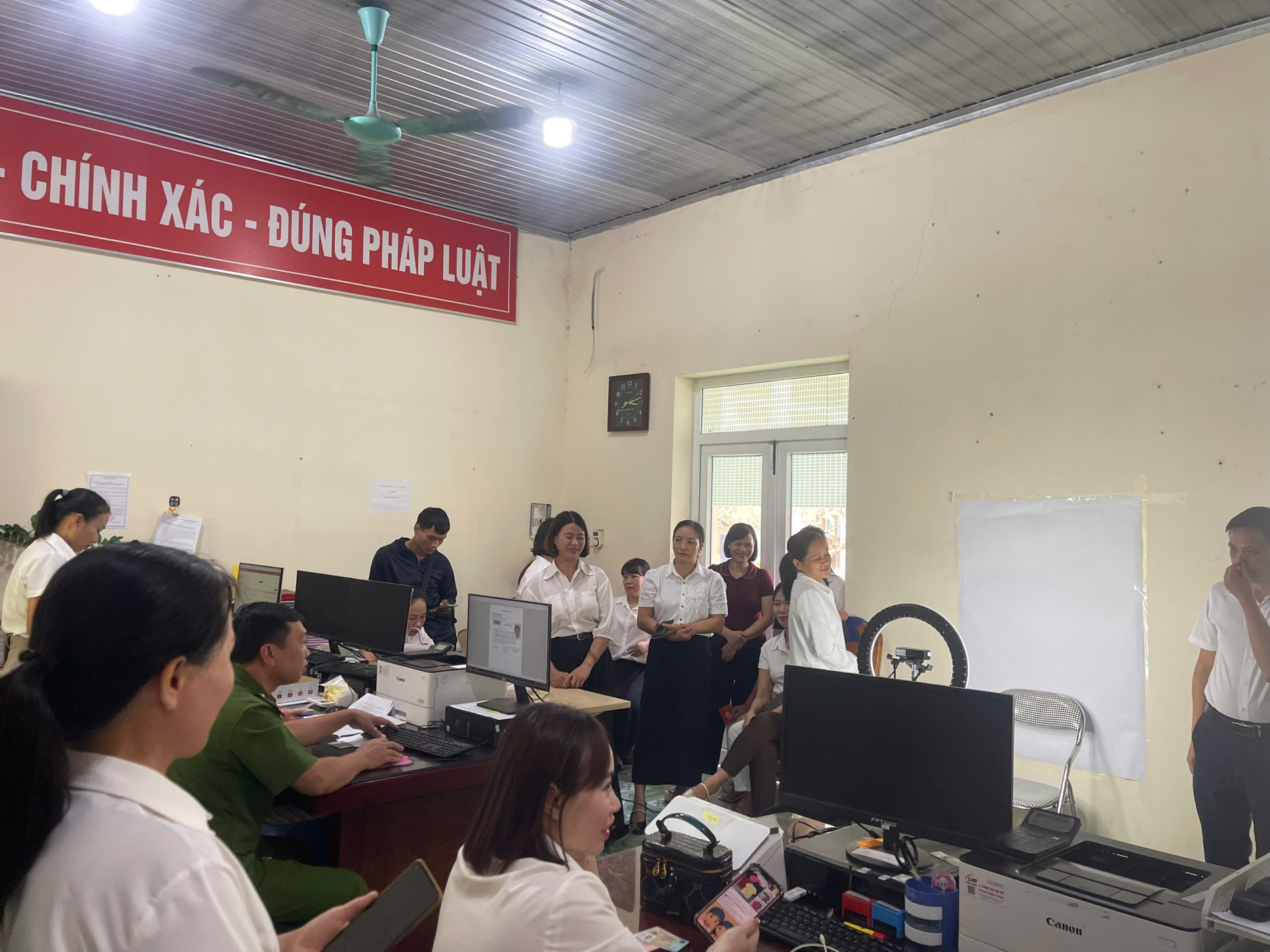 Lực lượng Công an xã tích cực thực hiện cấp đổi thẻ đảng viên trong ngày đầu thực hiện